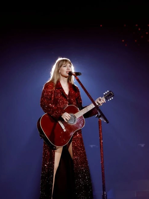 the-eras-tour-taylor-swift-red-coat